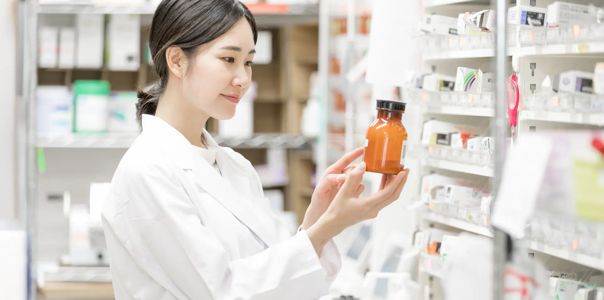 トップイメージ：薬剤師の女性